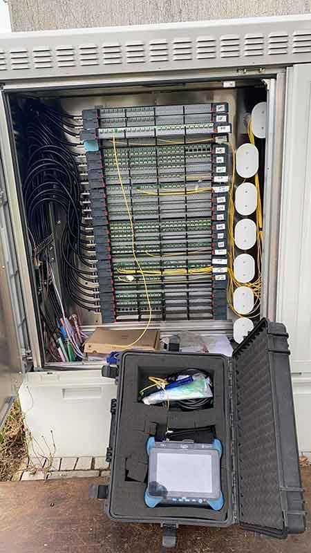 Ein sehr großer Schaltkasten, aus dem viele Kabel herauskommen.