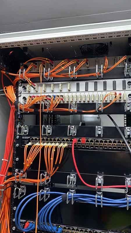 Ein Server-Rack voller Drähte und Kabel.