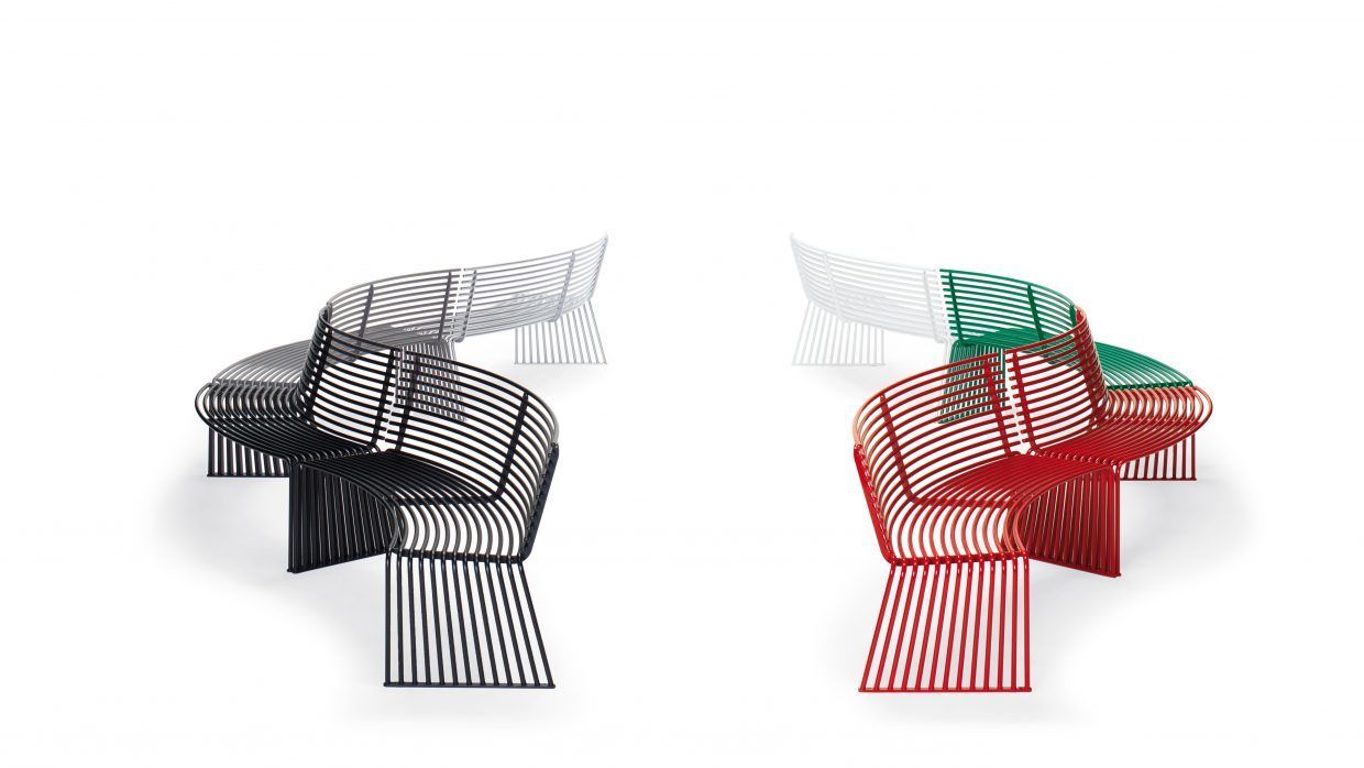 Dos sillas están una al lado de la otra sobre una superficie blanca.