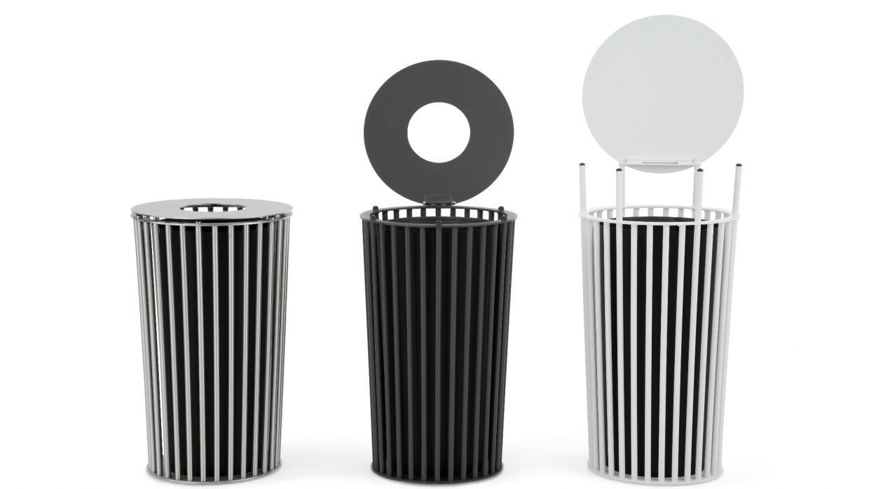 Tres botes de basura están alineados uno al lado del otro sobre un fondo blanco.