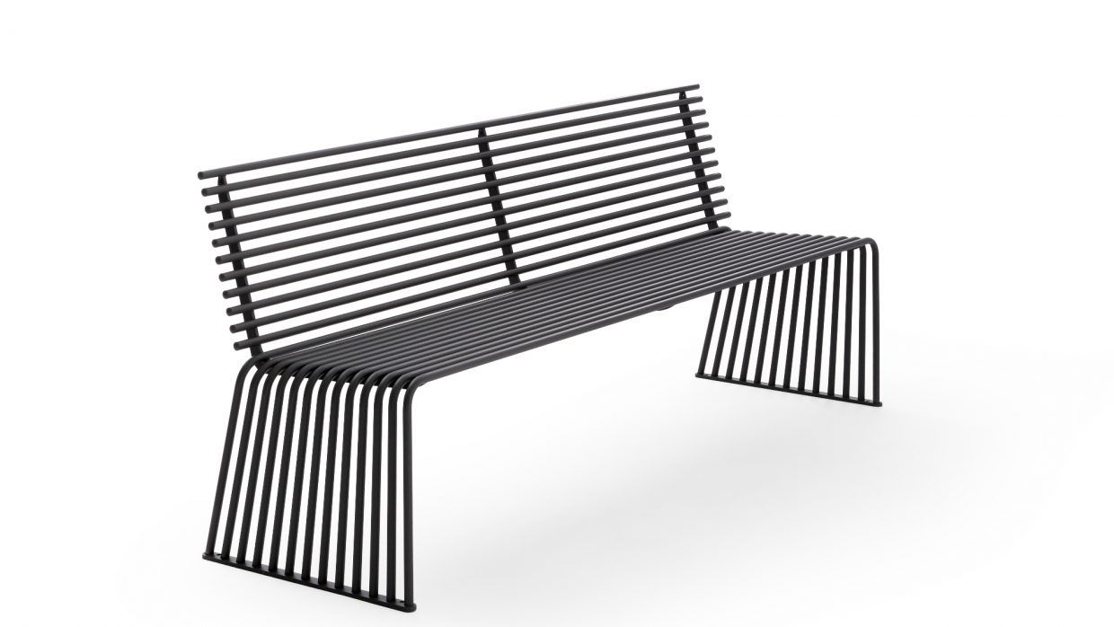 Un banco de metal negro reposa sobre una superficie blanca.