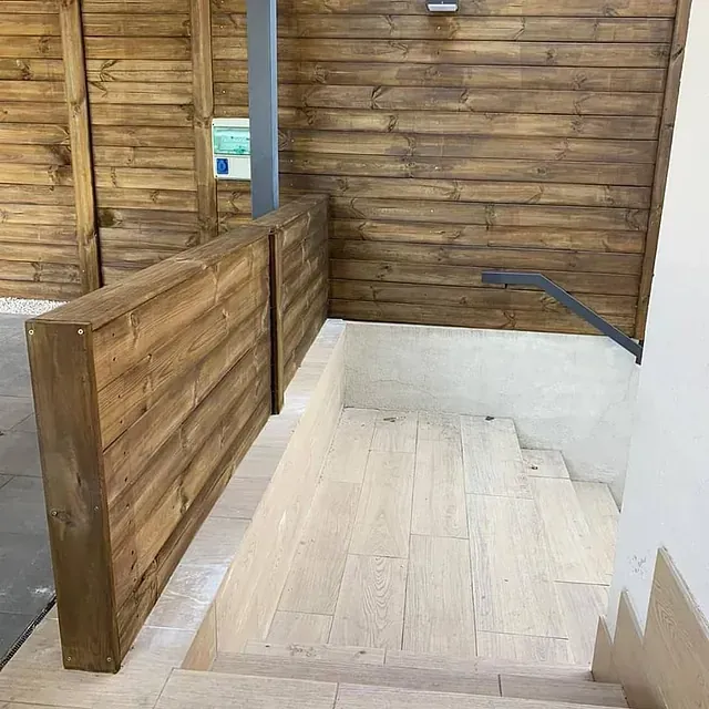 Un conjunto de escaleras que conducen a una pared de madera.