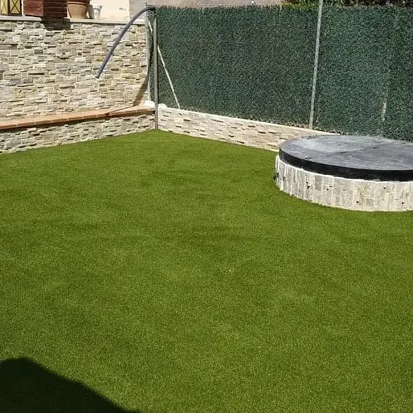 Hay un pozo en el medio del césped del patio trasero.