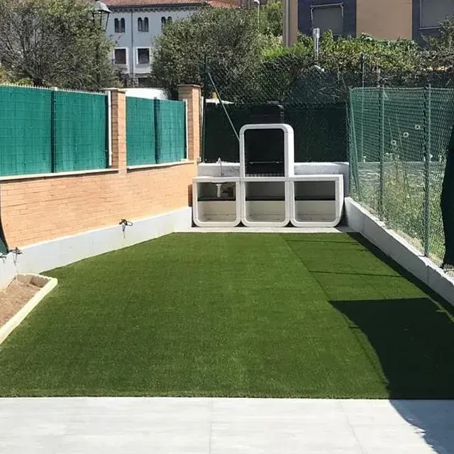 Un patio trasero con mucho césped y una cerca.