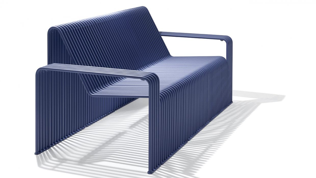 Una silla azul está sentada sobre una superficie blanca.