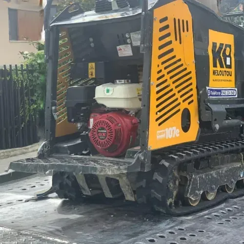 Una máquina amarilla y negra con la palabra k8 en ella