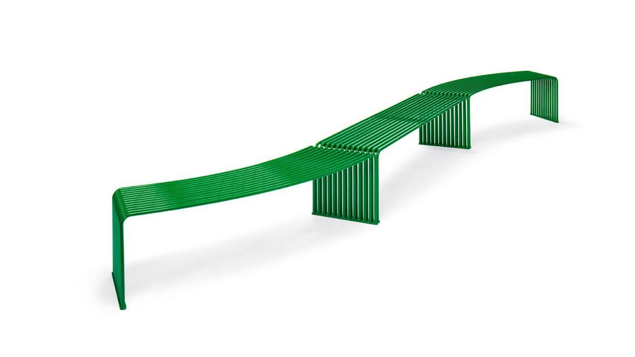 Un banco verde está sobre una superficie blanca.