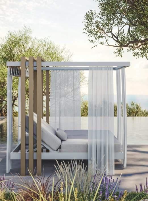 Una cama con dosel está situada en medio de un jardín.