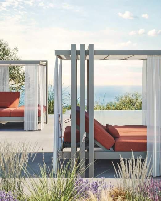 Una cama con dosel con vista al océano