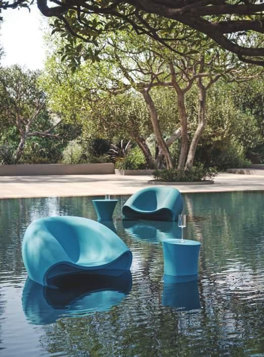 Tres sillas azules flotan en una piscina.