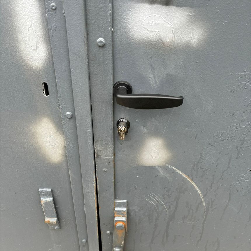 Serrure de porte métallique