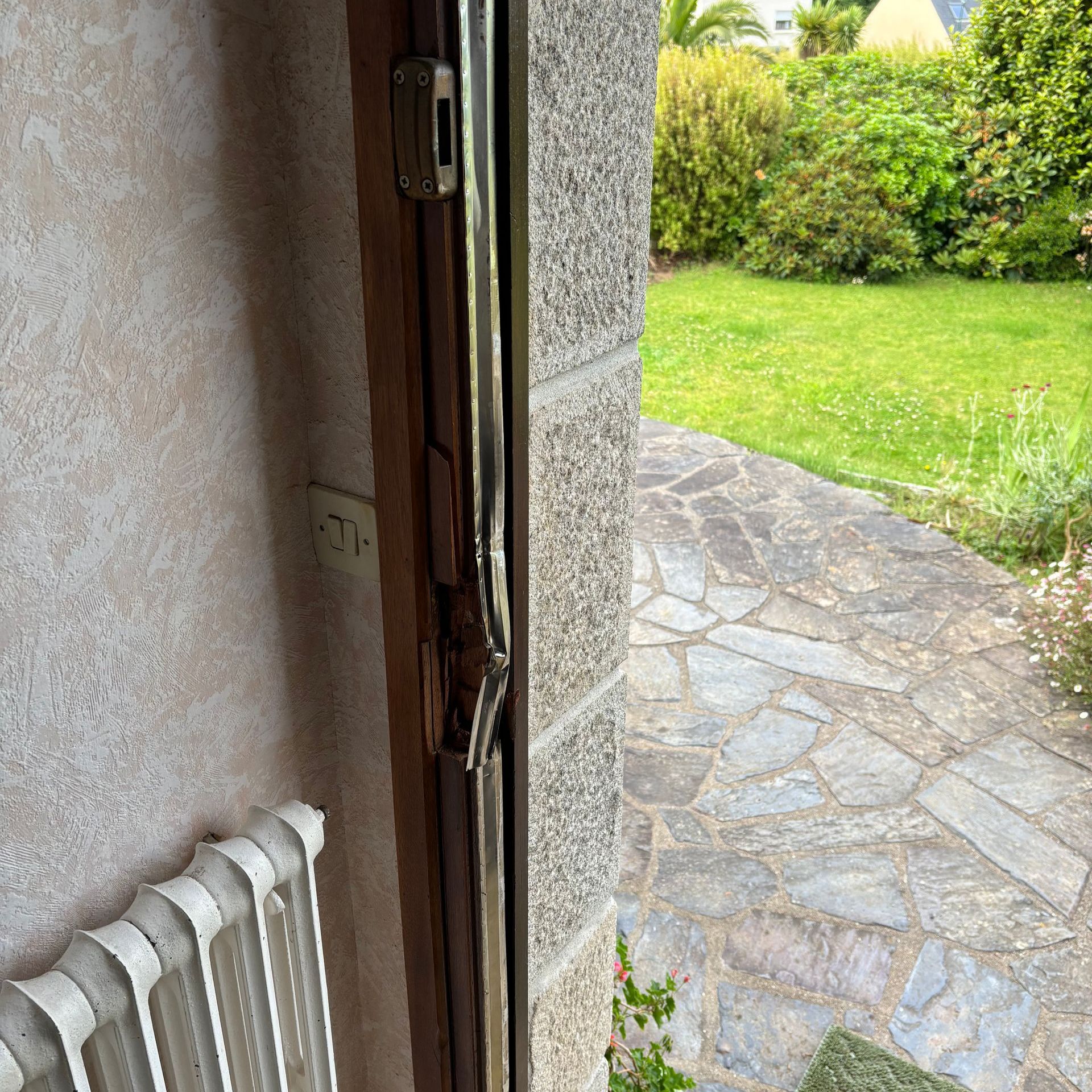 Serrure de porte brisée