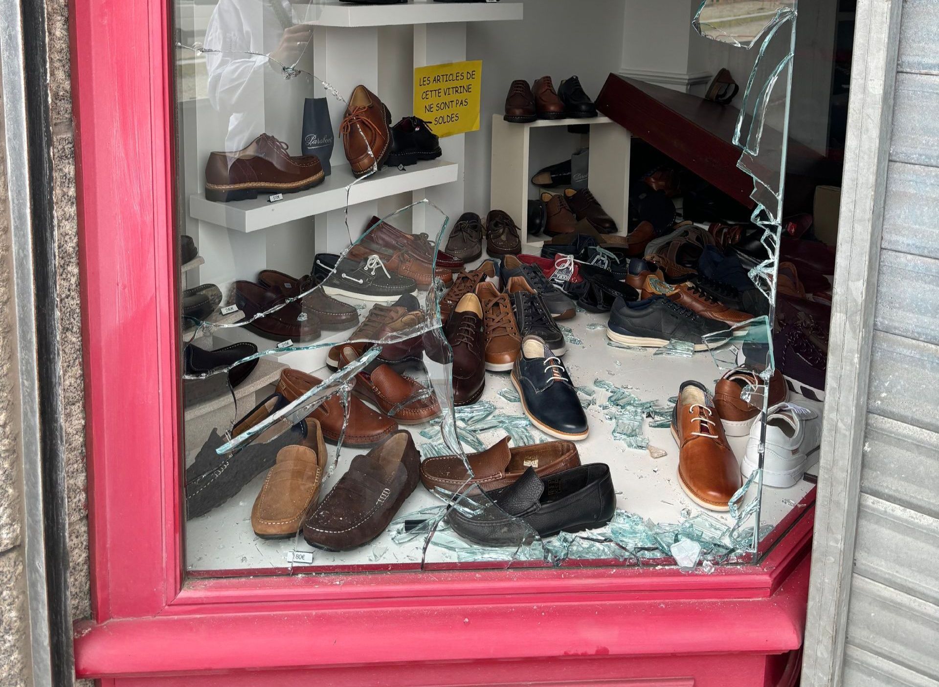 Vitrine brisée et chaussures exposées