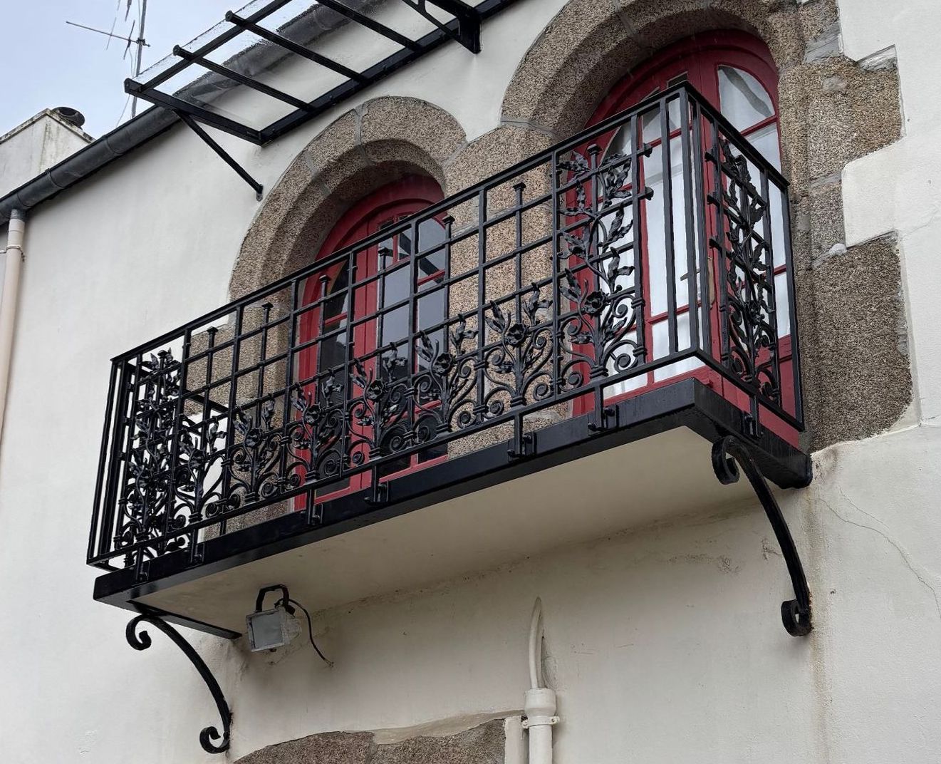 Balcon et marquise en fer forgé