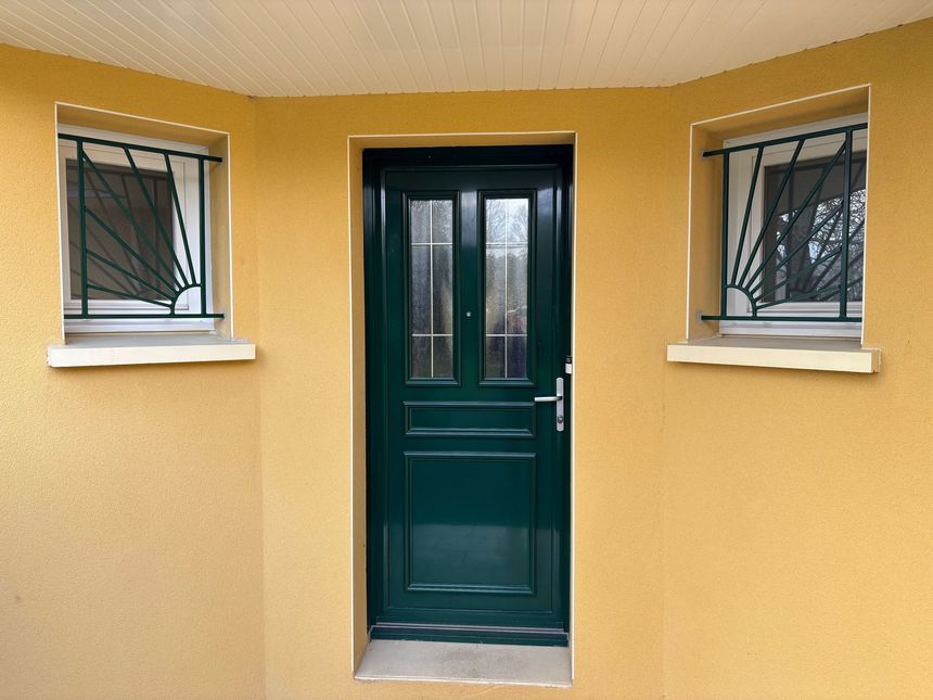 Porte verte et défenses de fenêtres vertes