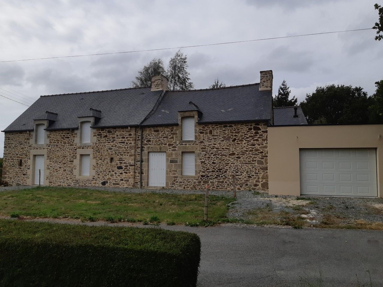 Maison pierre avec garage crépis