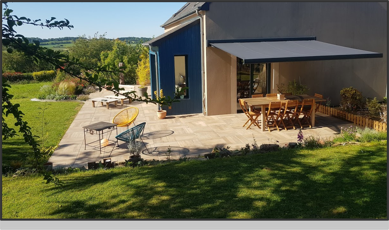 Terrasse extérieure en carrelage imitation bois clair