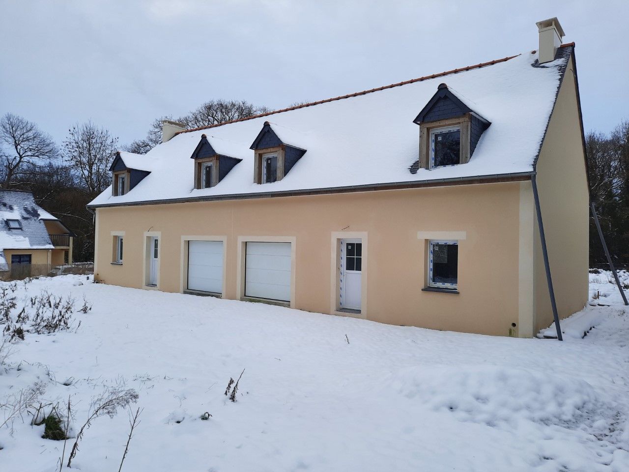 Construction de maison neuve sous la neige