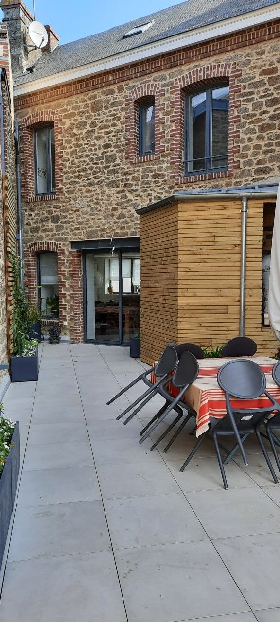 Aménagement de terrasse avec bardage et mur en pierre