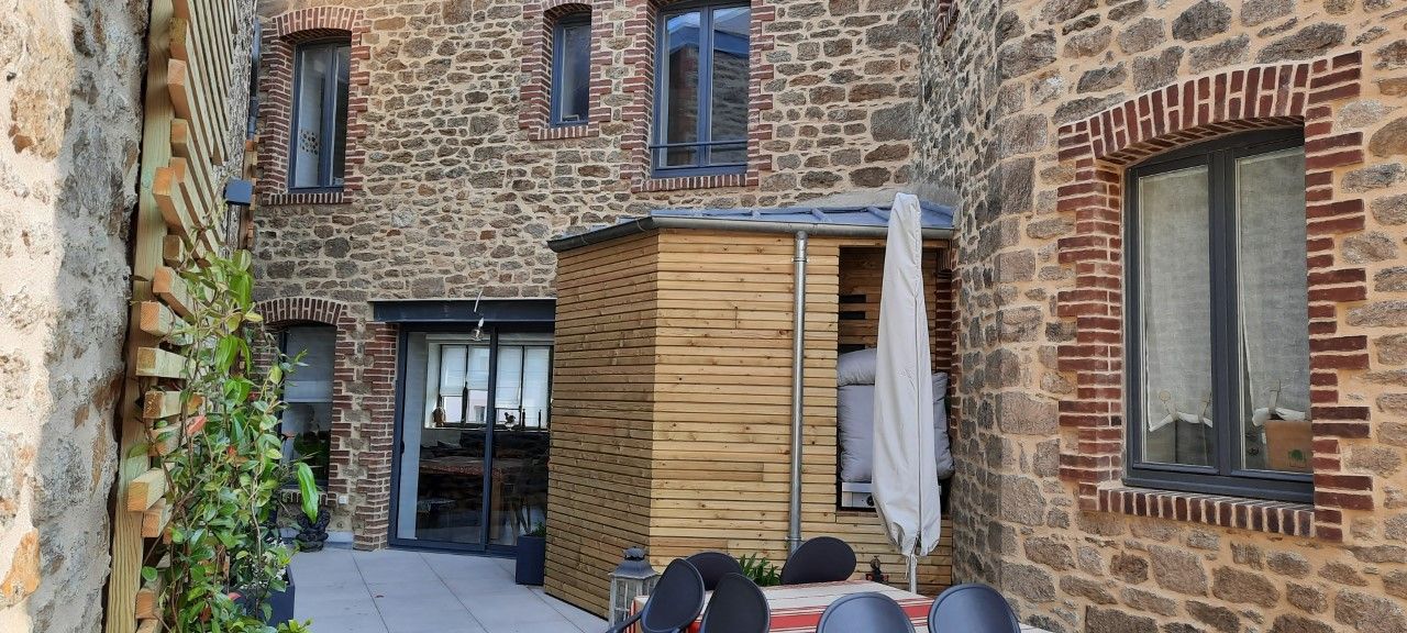 Bardage en bois et mur en pierre