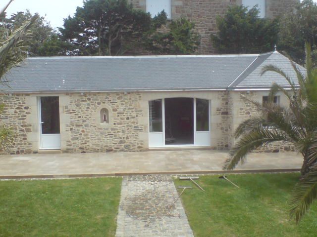 Façade en pierre avec menuiseries blanches