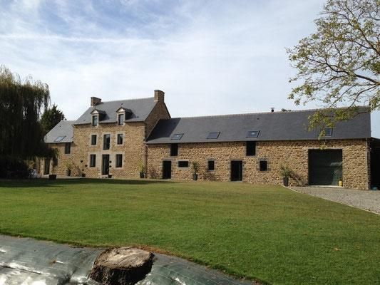 Façade en pierre avec menuiseries extérieures anthracites