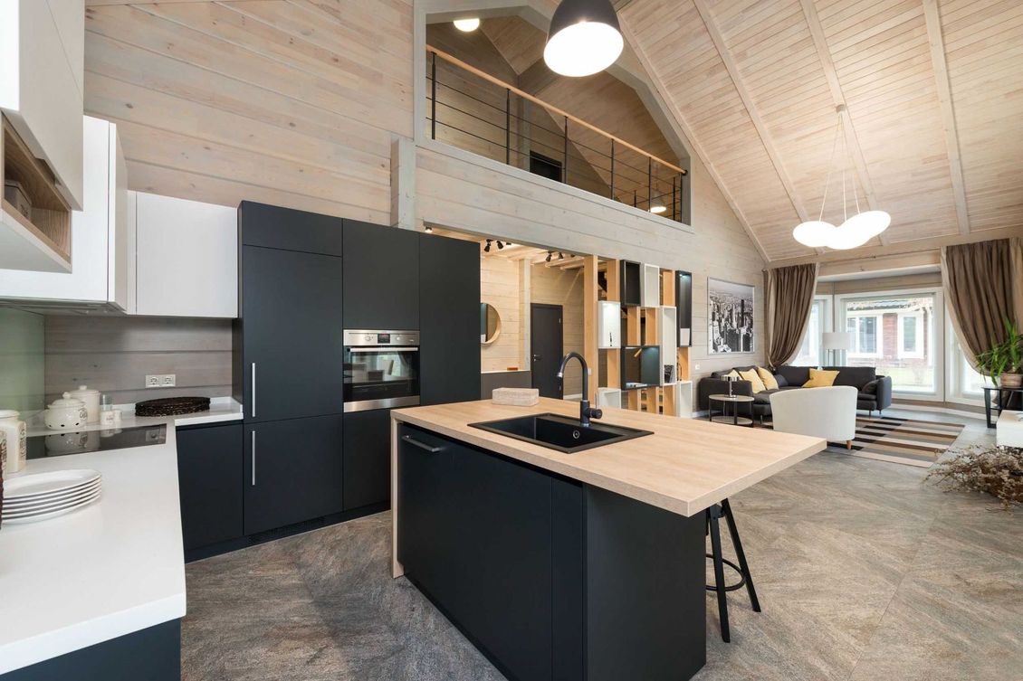 Una cocina con una gran isla en el medio de la habitación.