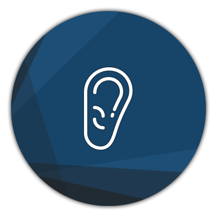 Contour blanc d'une oreille à l'intérieur d'un cercle bleu foncé à motifs polygonaux.