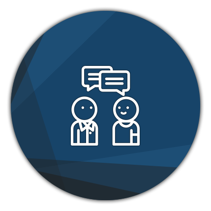 Deux bonshommes bâtons qui conversent, bulles de dialogue au-dessus d'eux, fond géométrique bleu.