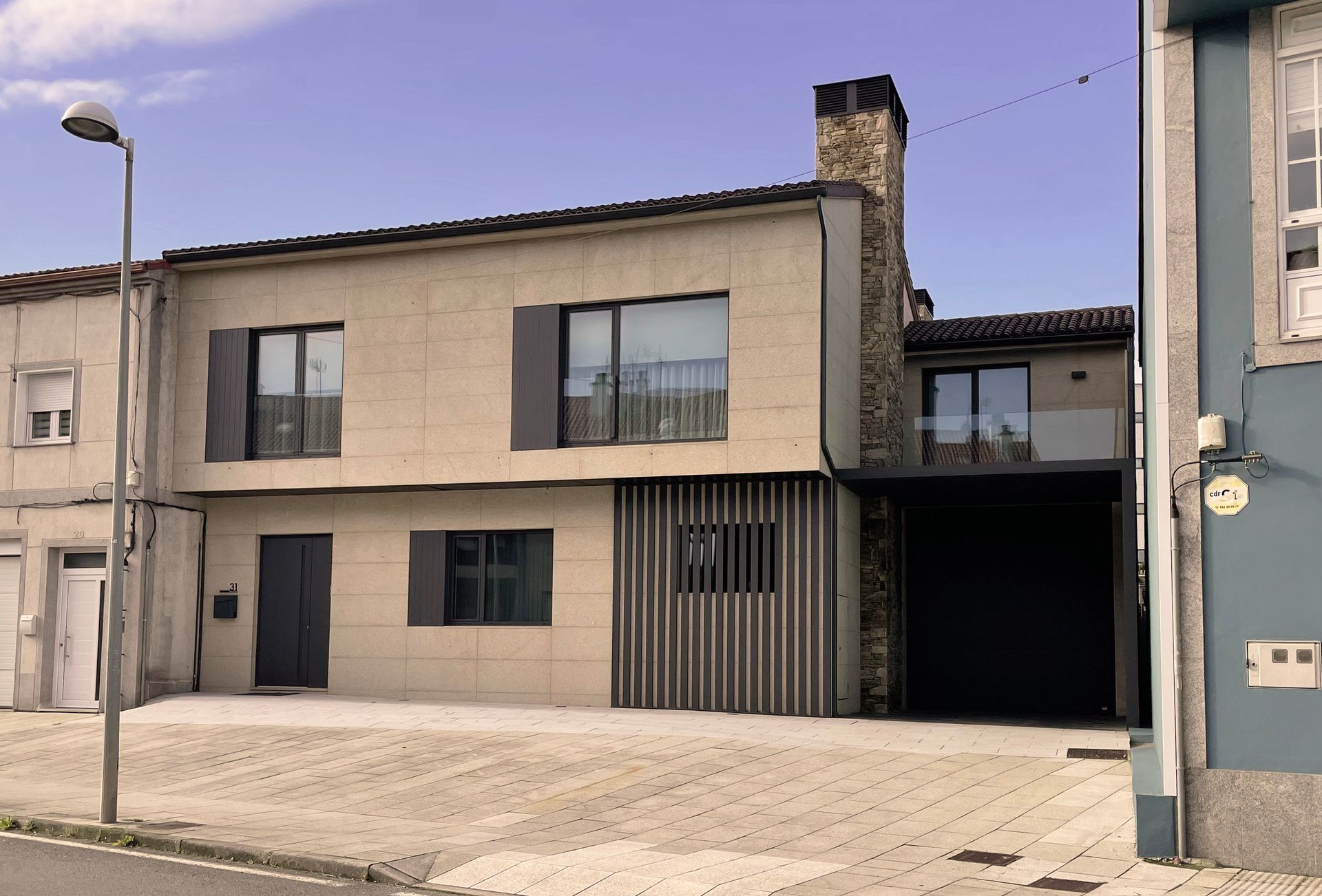 Una casa con muchas ventanas y chimenea