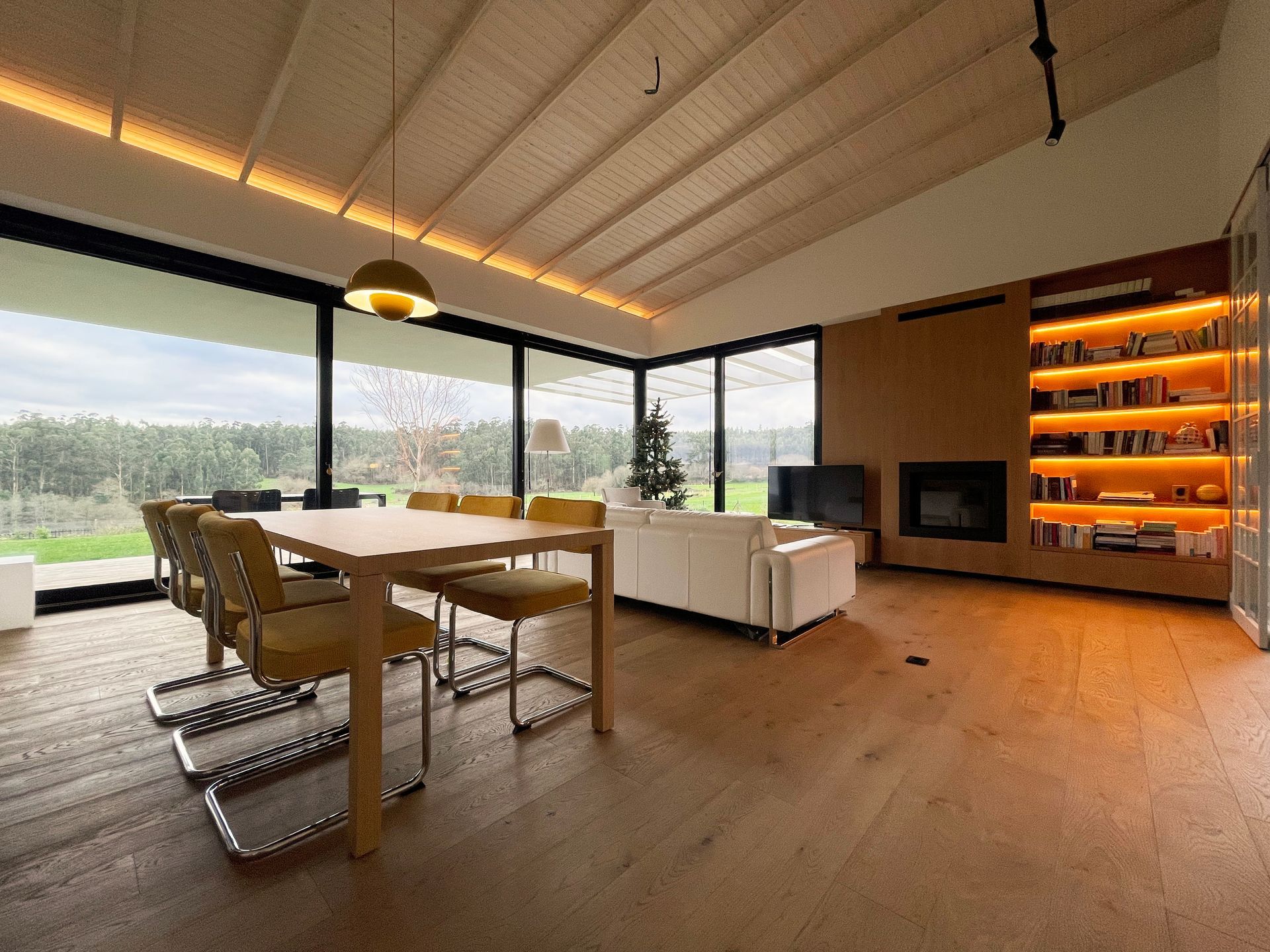 Una sala de estar con mesa y sillas y una chimenea.