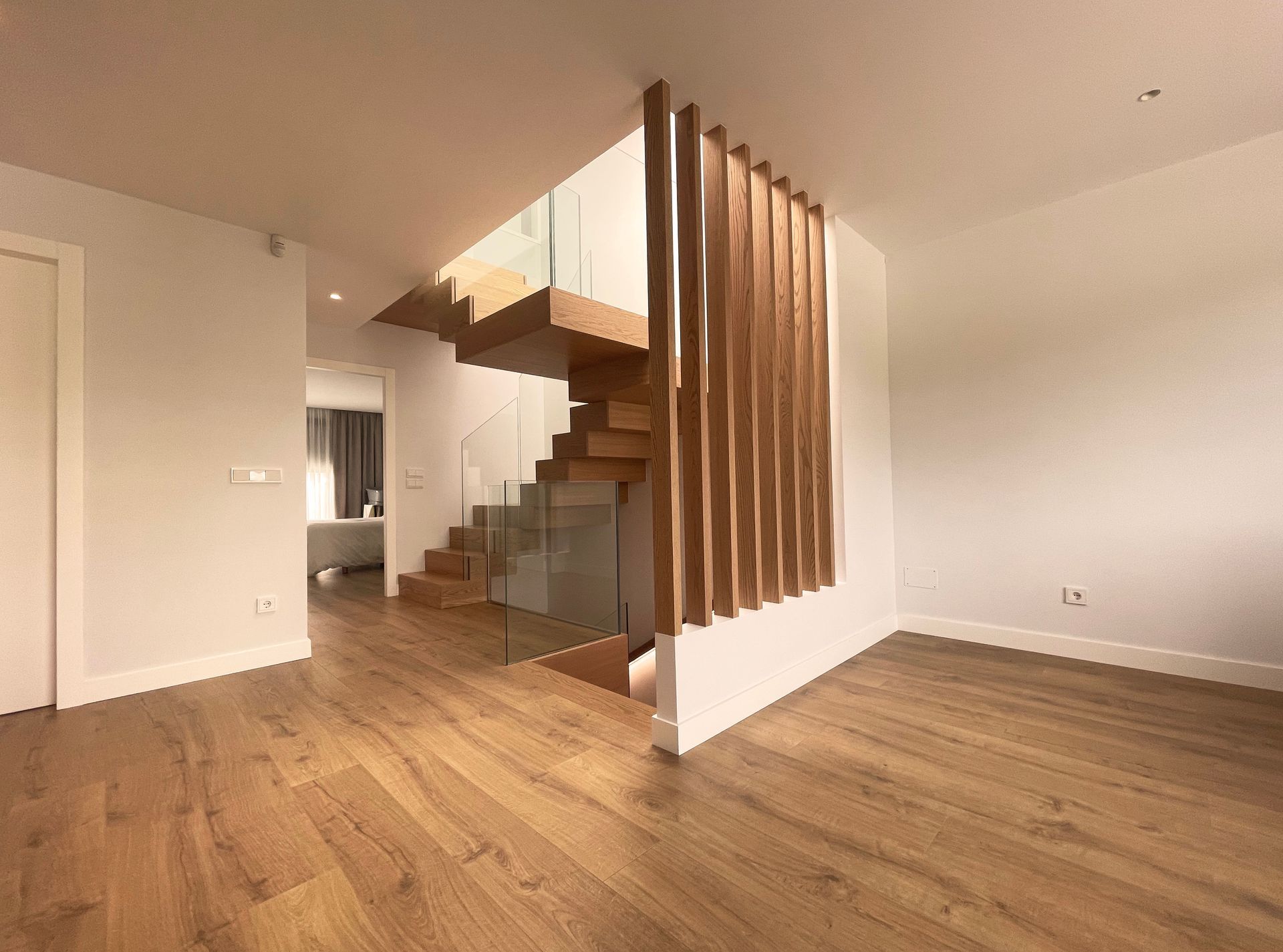 Hay una escalera en el medio de la habitación.