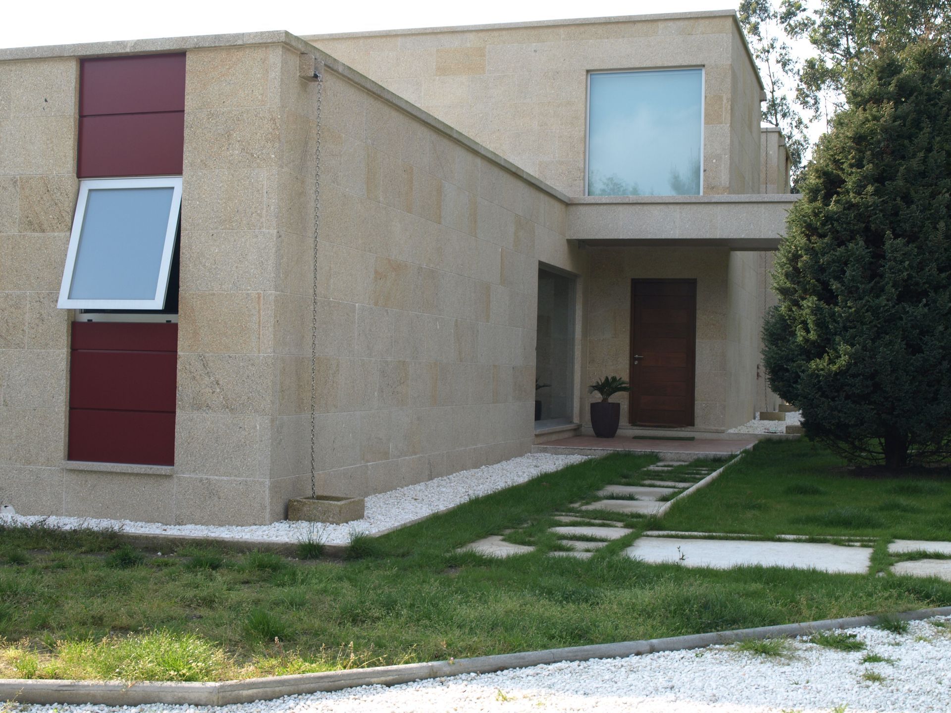 Una casa con una gran ventana a un lado.