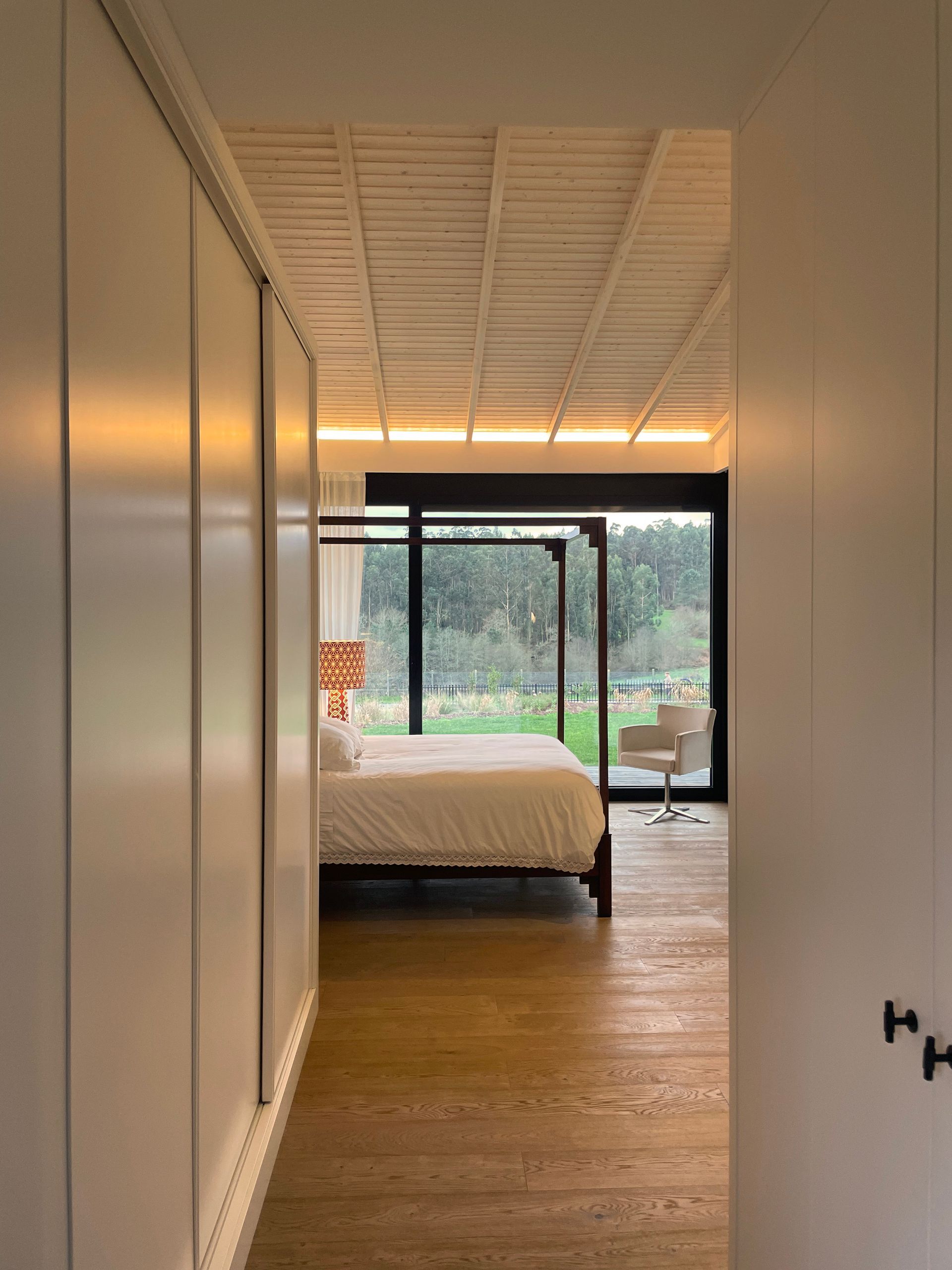 Un dormitorio con una cama grande y una ventana grande.