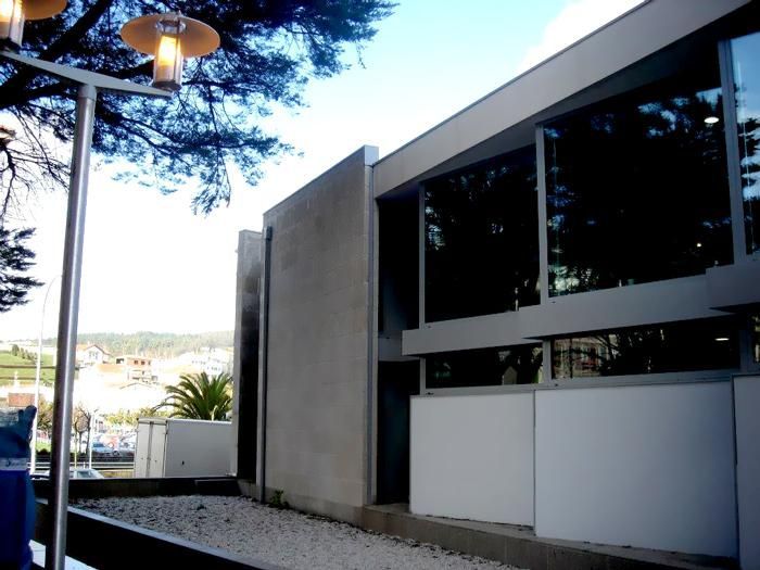 Un edificio con muchas ventanas y una farola delante.