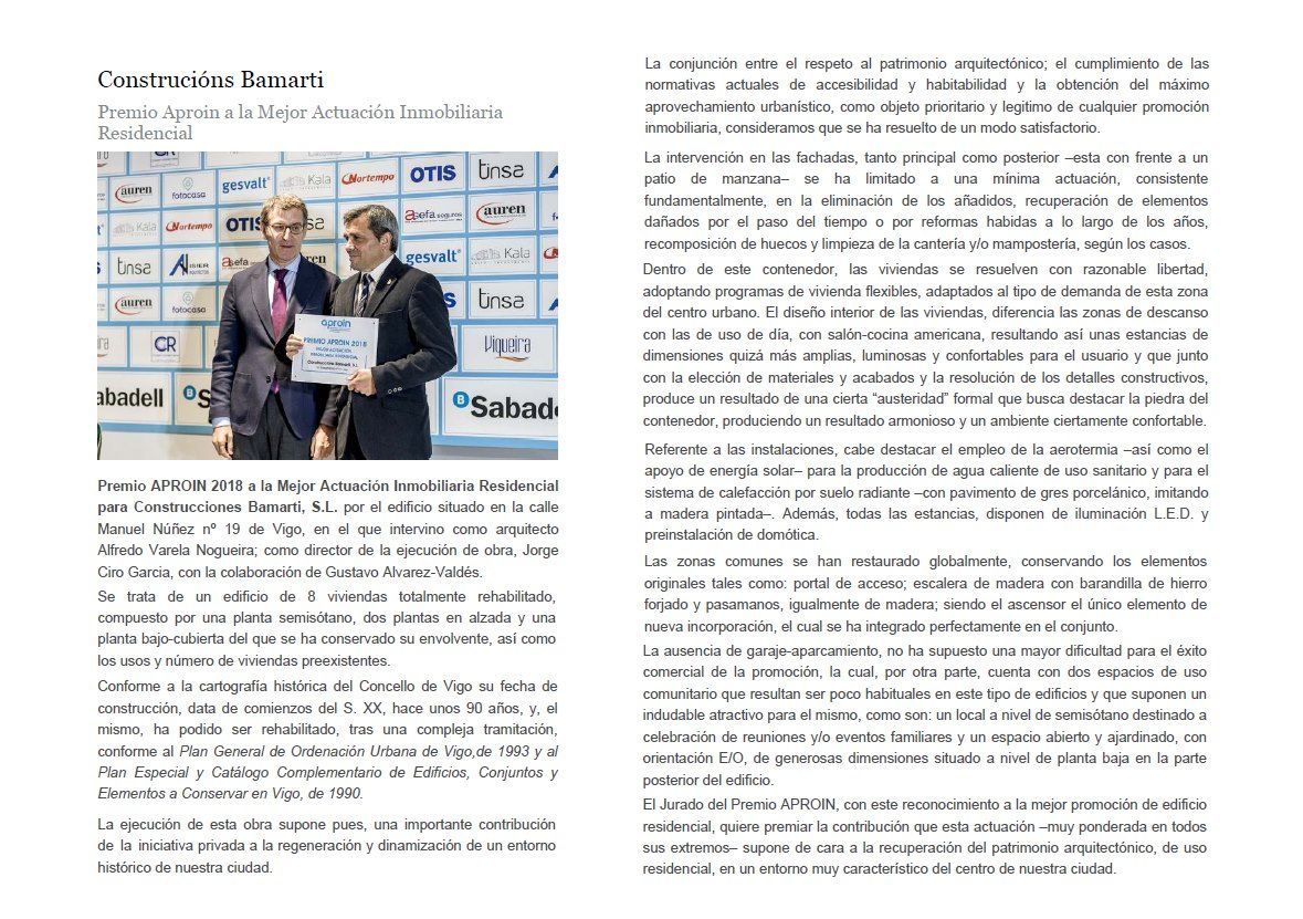 Dos hombres de traje están uno al lado del otro sosteniendo un certificado.