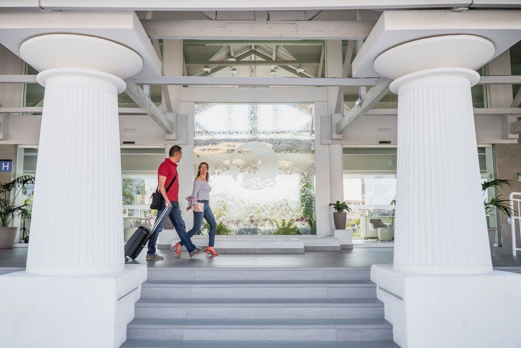 Un hombre y una mujer bajan las escaleras de un edificio.