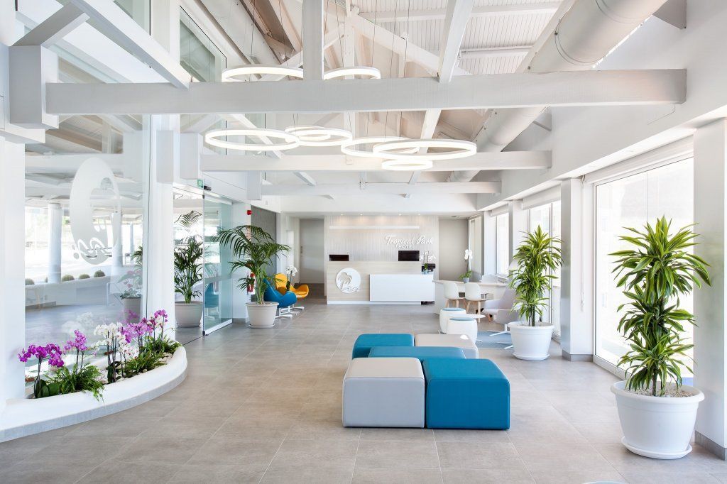 Una habitación grande con muchas ventanas y un mostrador de recepción.