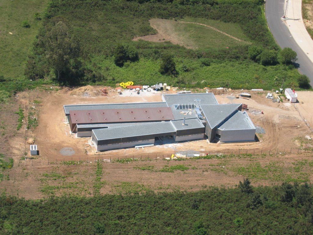 Una vista aérea de un edificio en construcción en un campo.