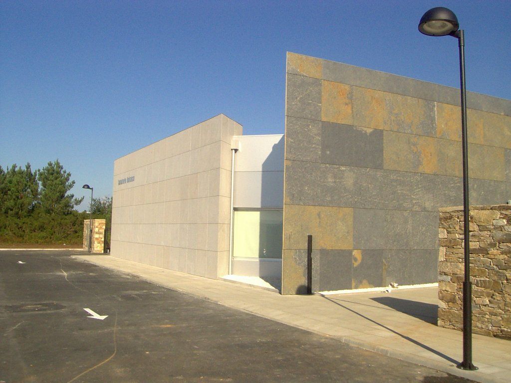 Un edificio con una farola delante