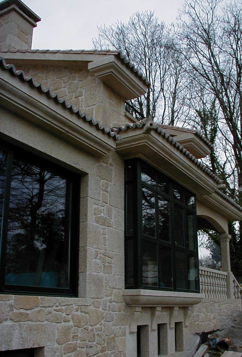 Un edificio con muchas ventanas y árboles al fondo.