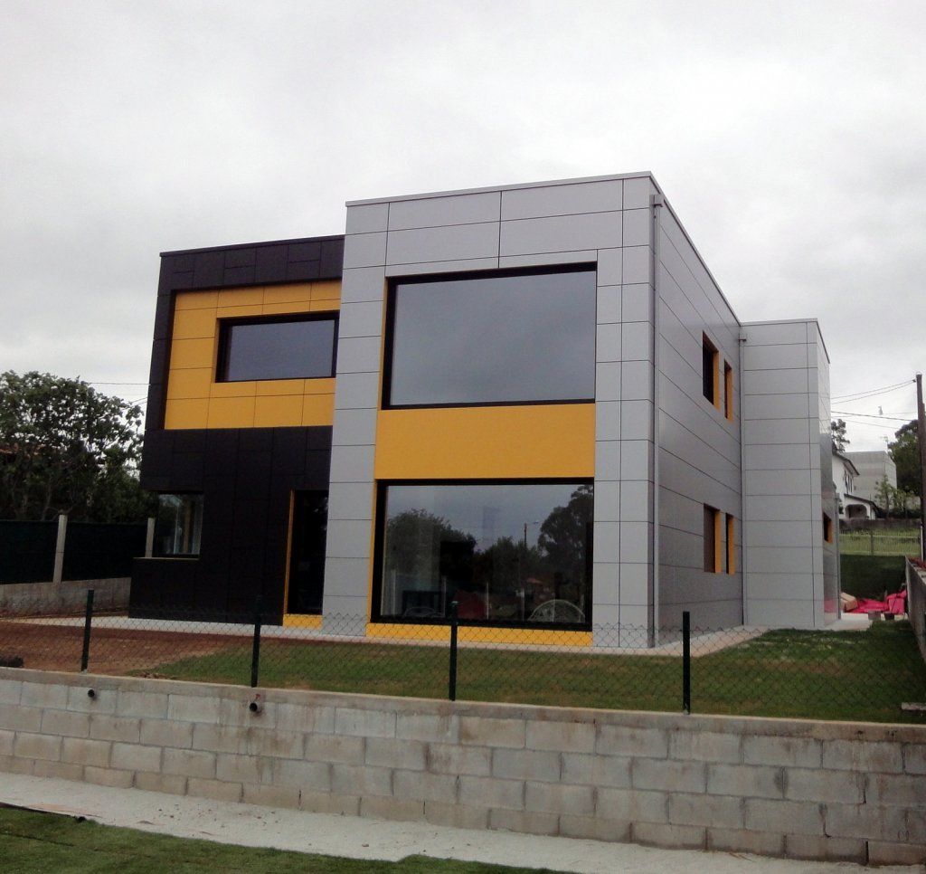 Un edificio negro y amarillo con muchas ventanas.