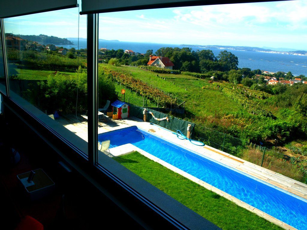Una vista de una piscina desde una ventana.