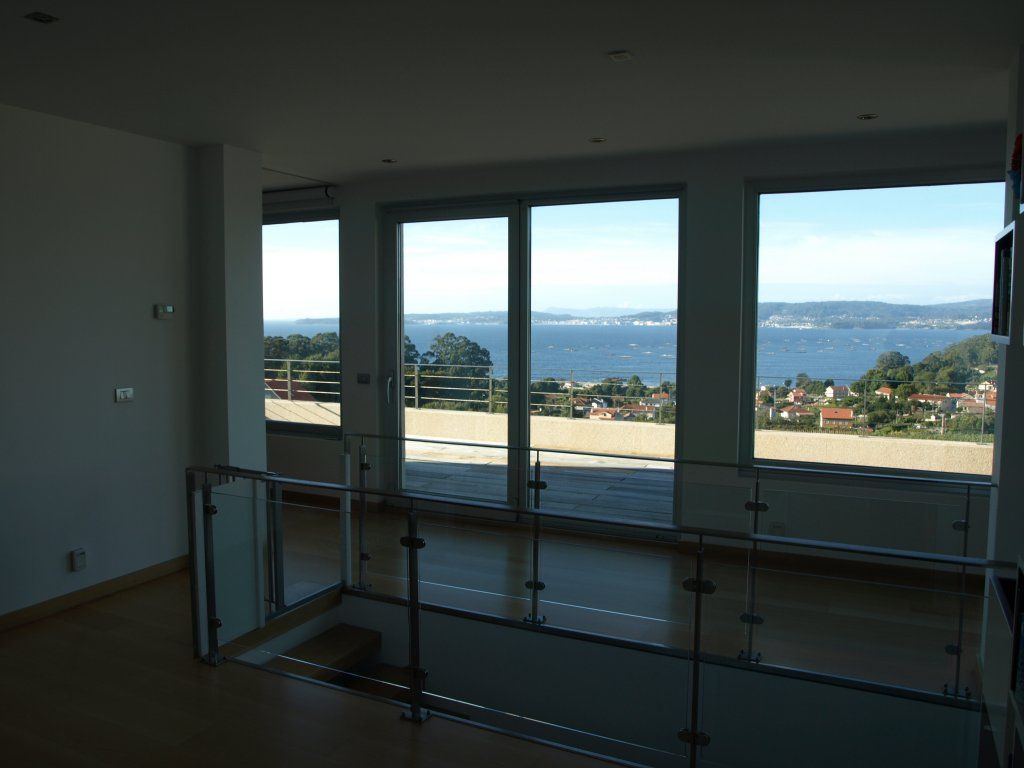 Una habitación vacía con vista al océano.