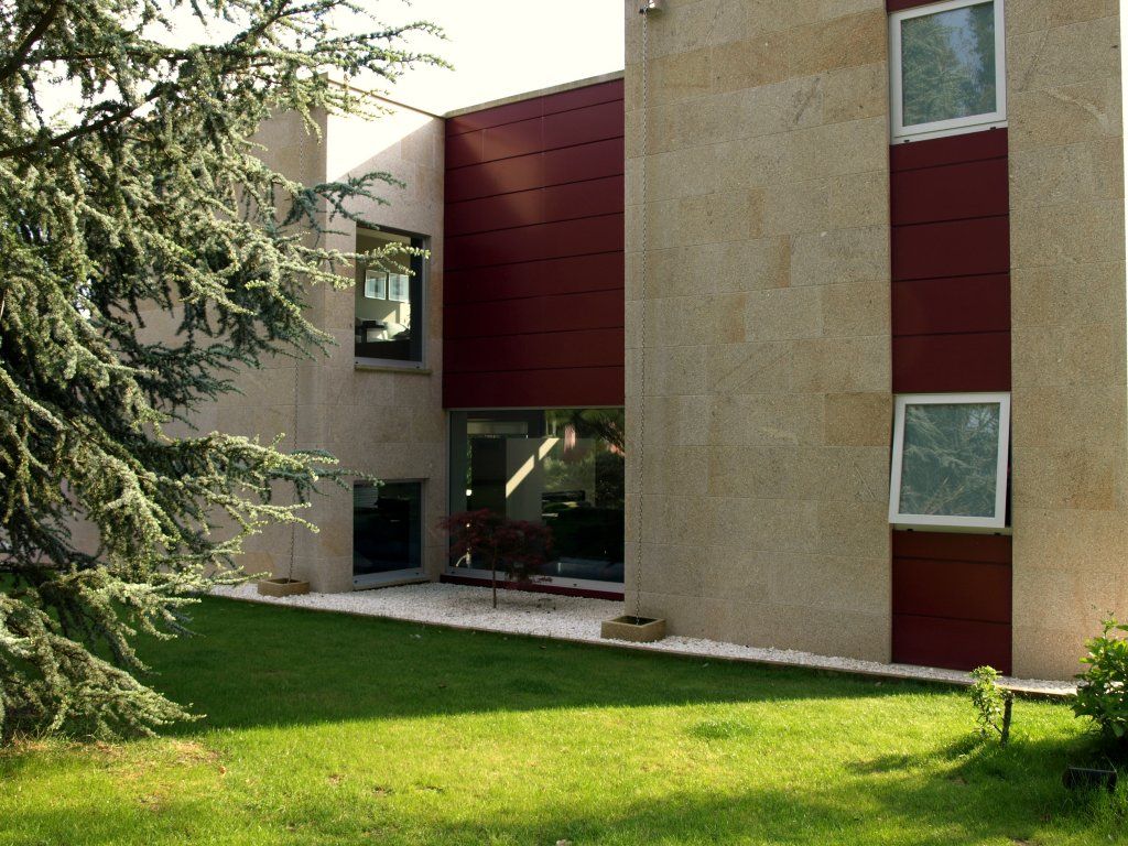 Un gran edificio con césped delante.