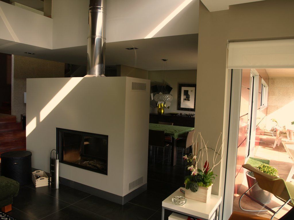 Una sala de estar con chimenea y una mesa.