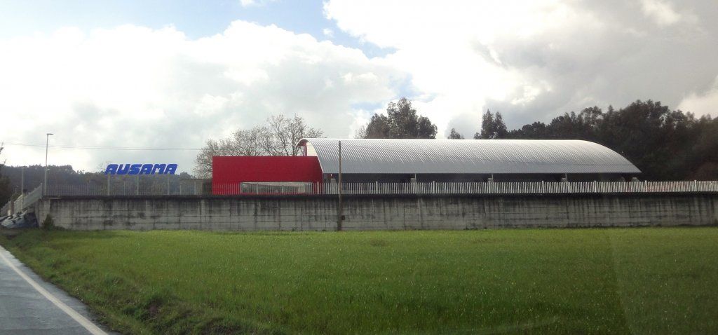 Un gran edificio con la palabra