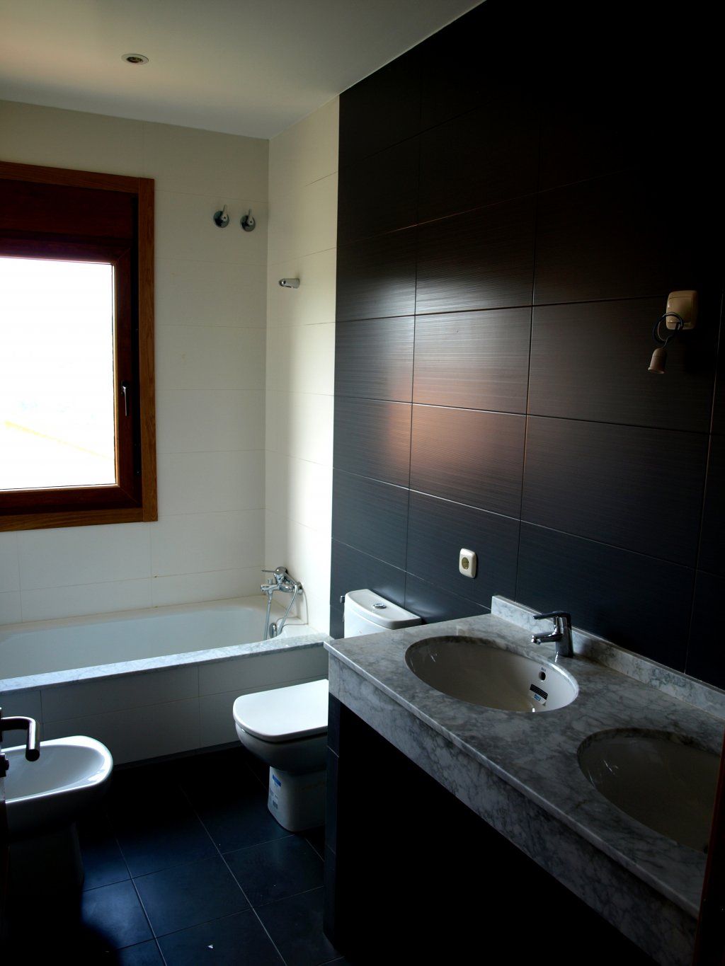 Un baño con dos lavabos y una bañera.