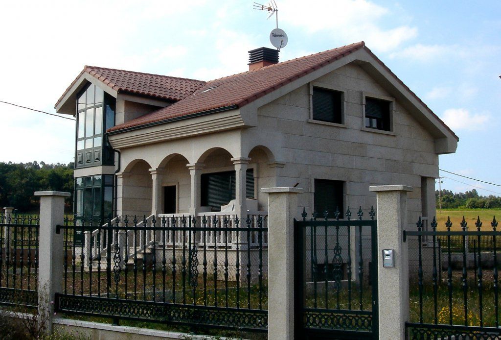 Una casa con una antena parabólica encima