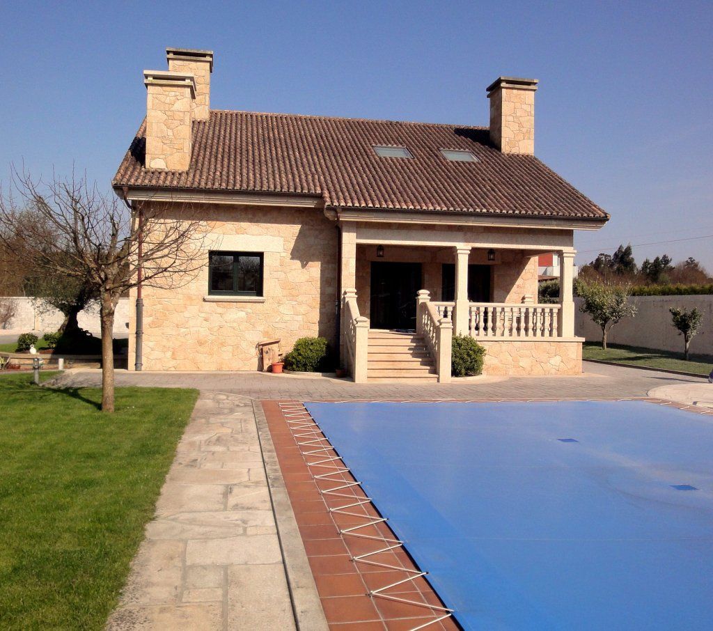 Una casa con piscina delante